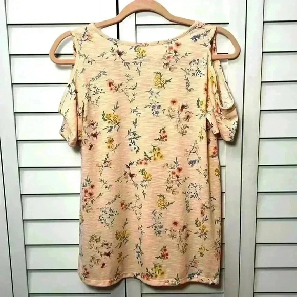 SO Floral Short Sleeve V-Neck Cold Shoulder Tee Size XS Peach - Picture 7 of 8